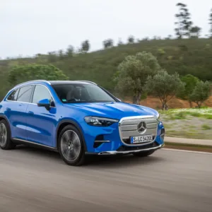 Exterieur: AVANTGARDE, Metalliclack klarblau 
Interieur: Ledernachbildung ARTICO ivory beige / schwarz 

Mercedes-Benz GLC 400 4MATIC mit EQ Technologie: Energieverbrauch kombiniert: 18,9‒14,9 kWh/100 km | CO₂-Emissionen kombiniert: 0 g/km | CO₂-Klasse: A;Mercedes-Benz GLC 400 4MATIC mit EQ Technologie: Energieverbrauch kombiniert: 18,9‒14,9 kWh/100 km | CO₂-Emissionen kombiniert: 0 g/km | CO₂-Klasse: A*

Test Drive electric Mercedes-Benz GLC, Algarve, Portugal 2026.
Exterior: AVANTGARDE, sheer blue metallic Interior: 
ARTICO black ivory beige / black 

Mercedes-Benz GLC 400 4MATIC with EQ Technology: Combined energy consumption: 18.9–14.9 kWh/100 km | Combined CO₂ emissions: 0 g/km | CO₂ efficiency class: A;Mercedes-Benz GLC 400 4MATIC with EQ Technology: Combined energy consumption: 18.9–14.9 kWh/100 km | Combined CO₂ emissions: 0 g/km | CO₂ efficiency class: A*